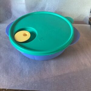 Tupperware Crystal Wave Plus 3 compartment dish with vented lid